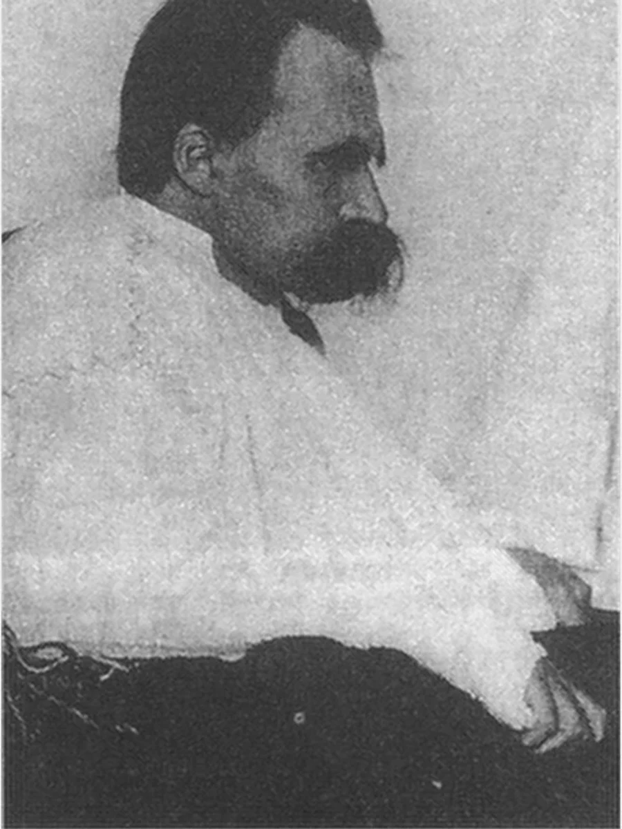 尼采1899年由 Hans Olde 拍摄的《病中的尼采》摄影系列中的半身照片，为历史照片
